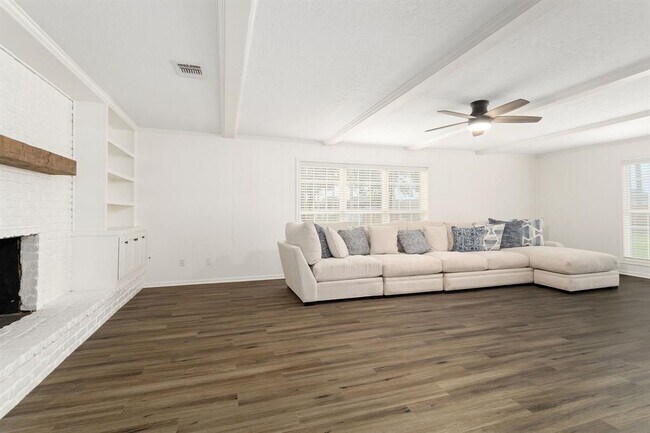 Building Photo - 114 Lakeway St