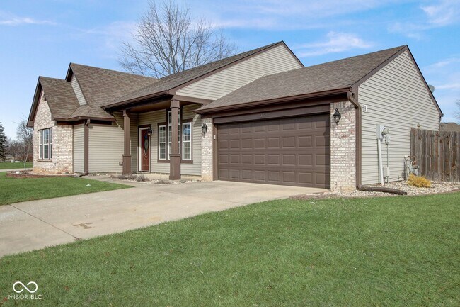 Foto del edificio - Beautiful 3-4 BR in Brownsburg!