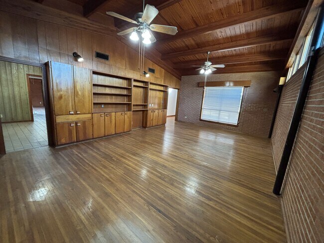 Incorporados - 1010 N Cutting Ave