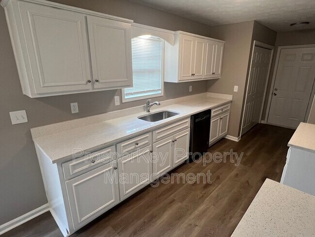 Foto del edificio - 707 Pine Hill Ct