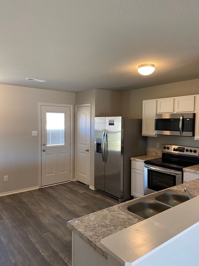 Foto del edificio - *PreLeasing* NEW Three Bedroom | Two Bath ...