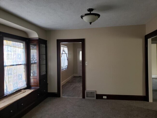 Building Photo - 8517 Grand Division