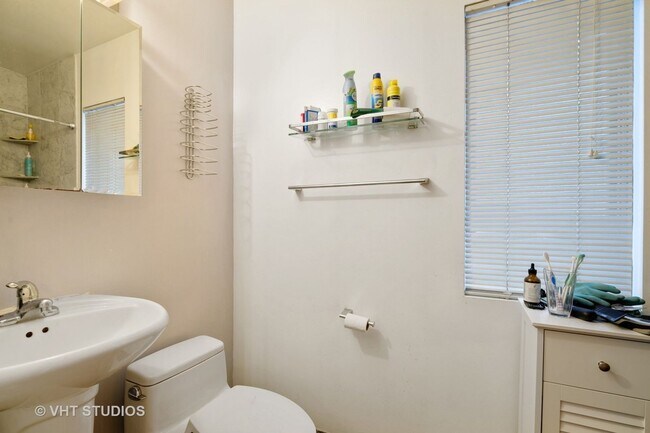 Foto del edificio - 4b3b Duplex Living in The Heart of Wicker Park