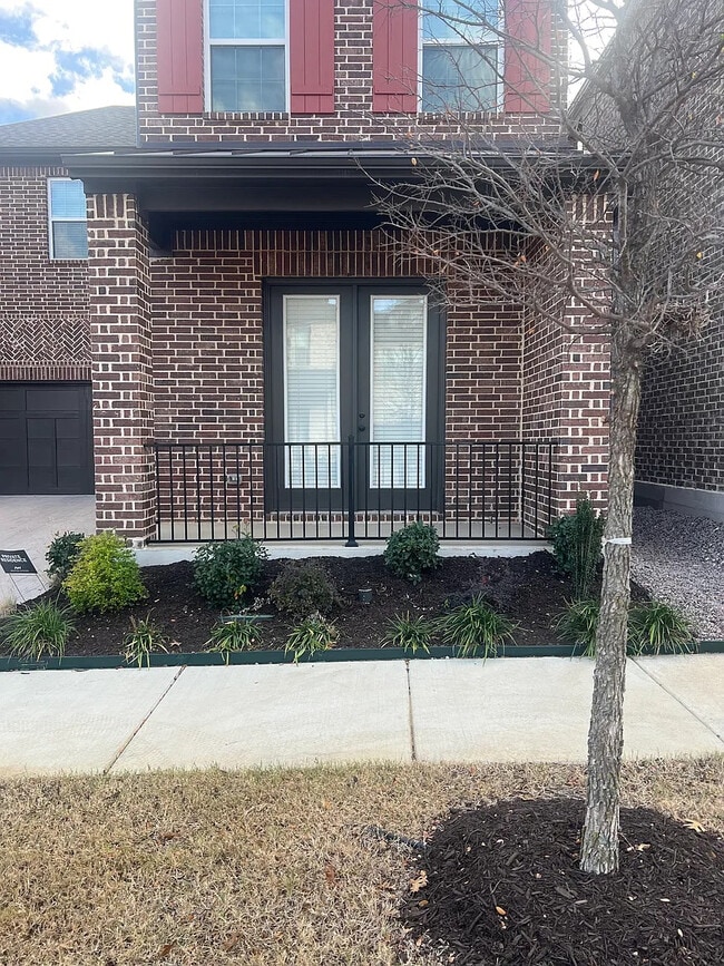 Foto del edificio - Room in House on Jones Dr