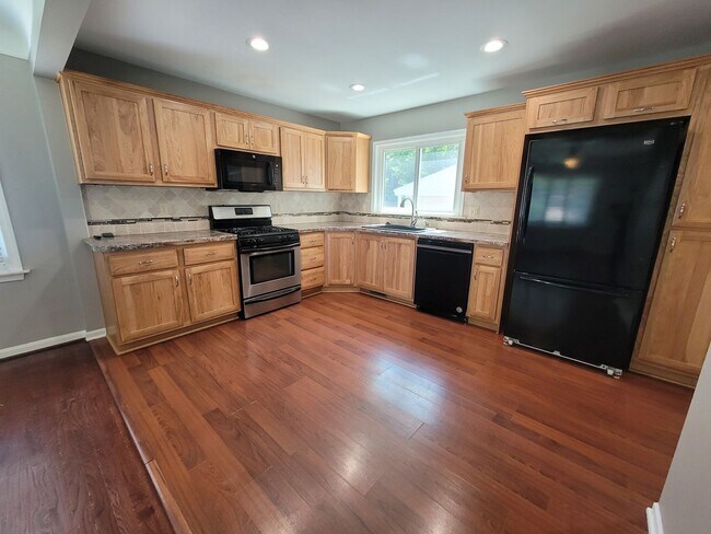 Foto del edificio - Spacious 3-bedroom, 2-full Bath Ranch