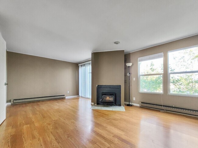 Foto del edificio - Bright End-Unit Townhome Across from Edmon...
