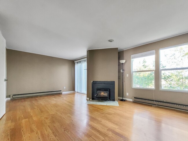 Building Photo - Bright End-Unit Townhome Across from Edmonds College