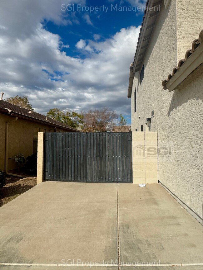 Building Photo - 4 BEDROOM PEORIA HOME WITH POOL.
