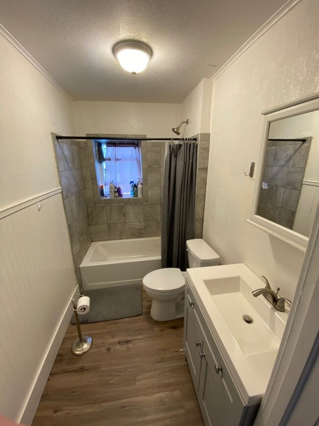 Upstairs Full Bath - 810 E Normal St
