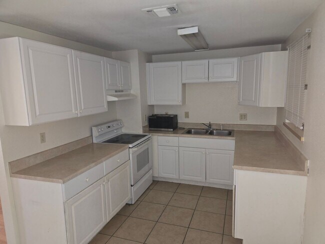 Building Photo - Beautiful 2-Bedroom, 2-Bathroom Home in Spring Hill