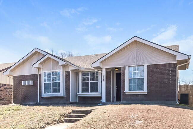 Building Photo - 707 Bryan Pl