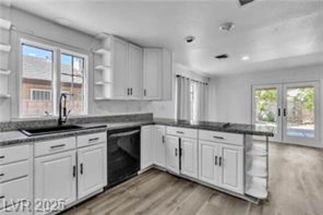 Foto del edificio - Spacious Single Story Home Near Sahara/Eas...