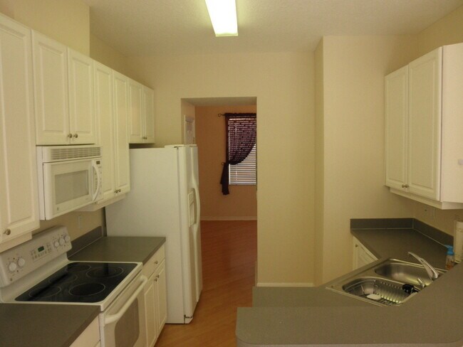 Building Photo - Lakes Of Windermere - Lake Reams Townhomes