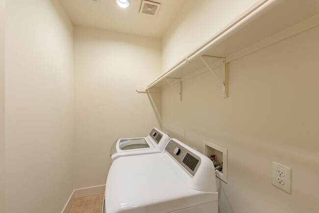 Building Photo - Beautiful South Lamar 2 bed 2 bath Condo!