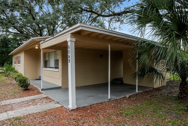 Foto del edificio - 6049 Cedar Hills Blvd