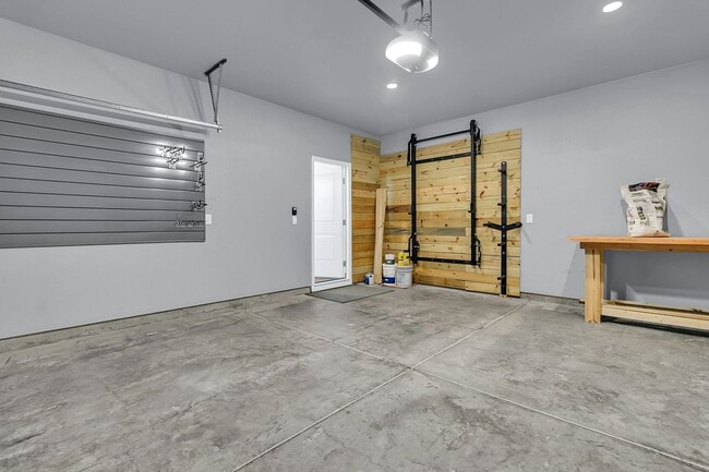 Building Photo - 3 Bedroom 2.5 Bath Located in Pine Hills i...