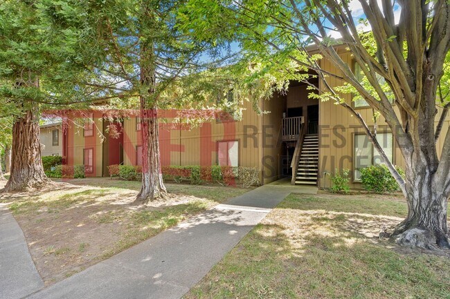 Foto del edificio - Pond Backyard Condominium In Sacramento!