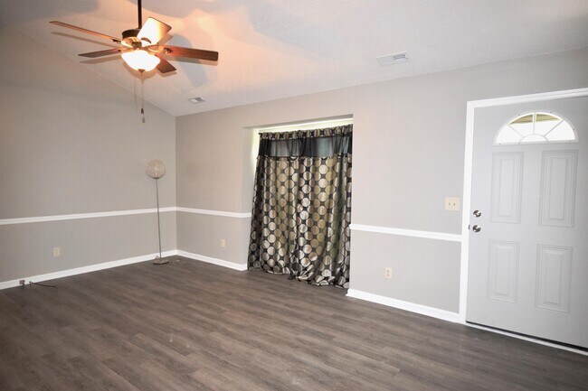Building Photo - 5705-5705 5 Sisters Ct
