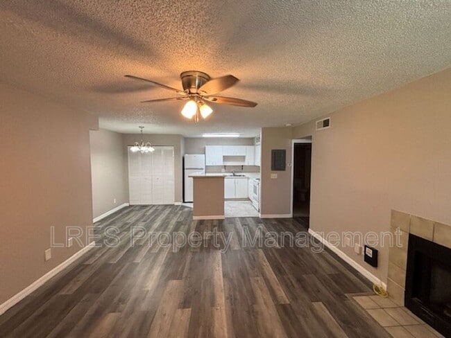 Building Photo - 380 Lakepointe Dr