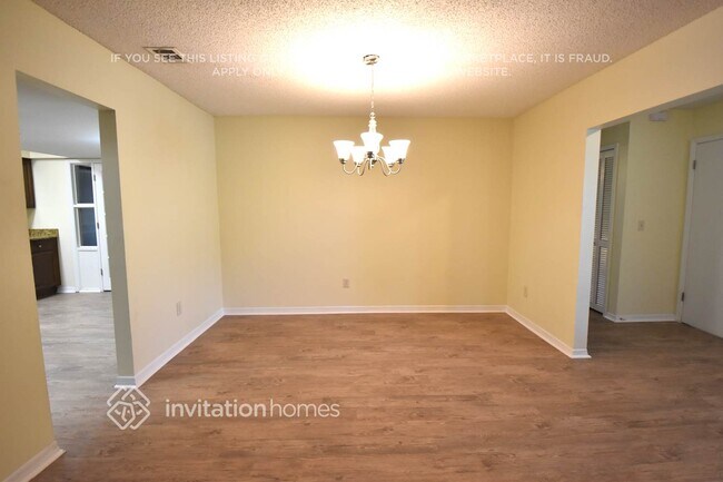 Building Photo - 322 W Hornbeam Dr