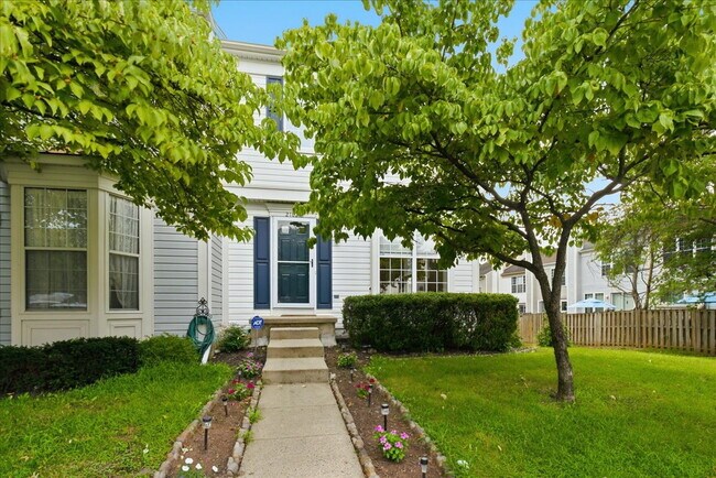 Building Photo - Updated 3BR End-Unit Townhome in Ashburn Farm
