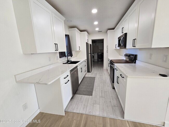 Building Photo - 2417 Colonial Dr