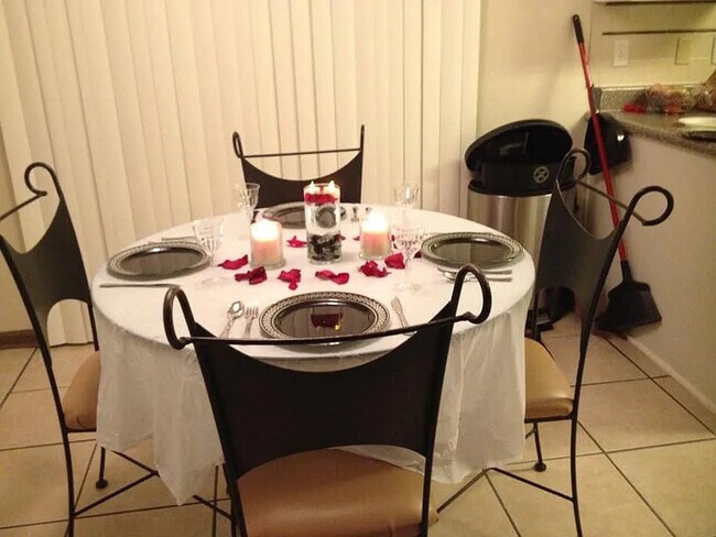 Foto del edificio - Room in House on Beethoven Cir