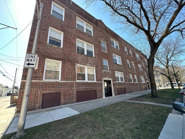 Building Photo - 3353 W Sunnyside Ave