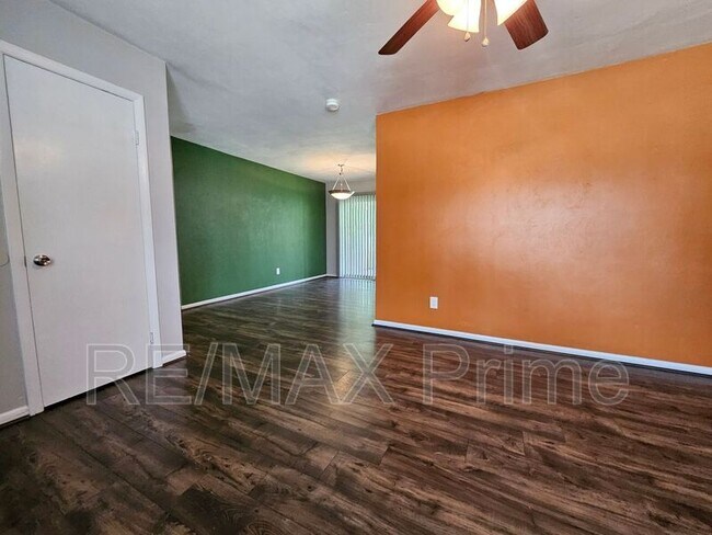 Foto del edificio - 3413 Newport Dr