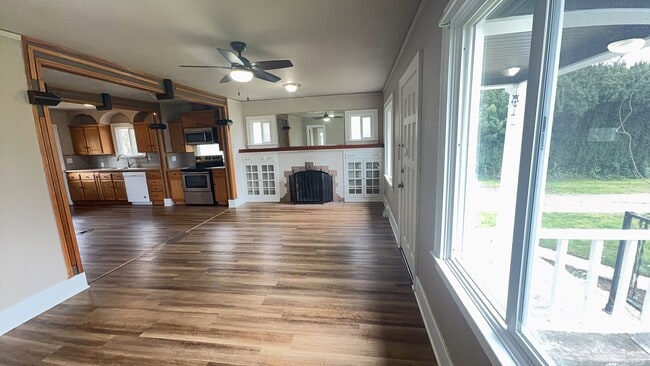 Building Photo - Cute Bungalow - Close to Downtown + Finished Basement!!