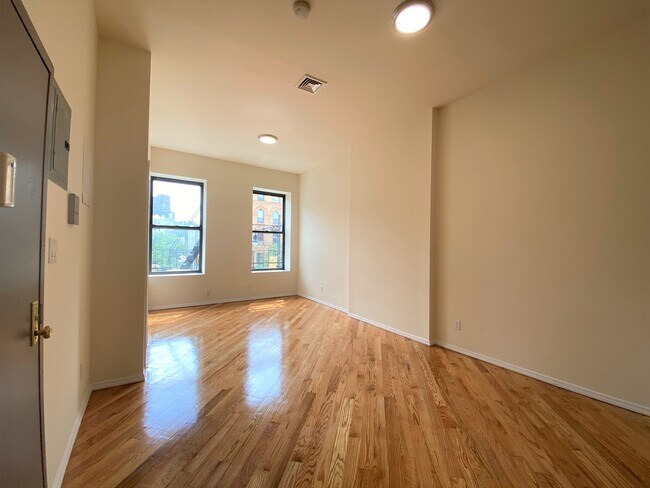 Building Photo - 409 E 116th St