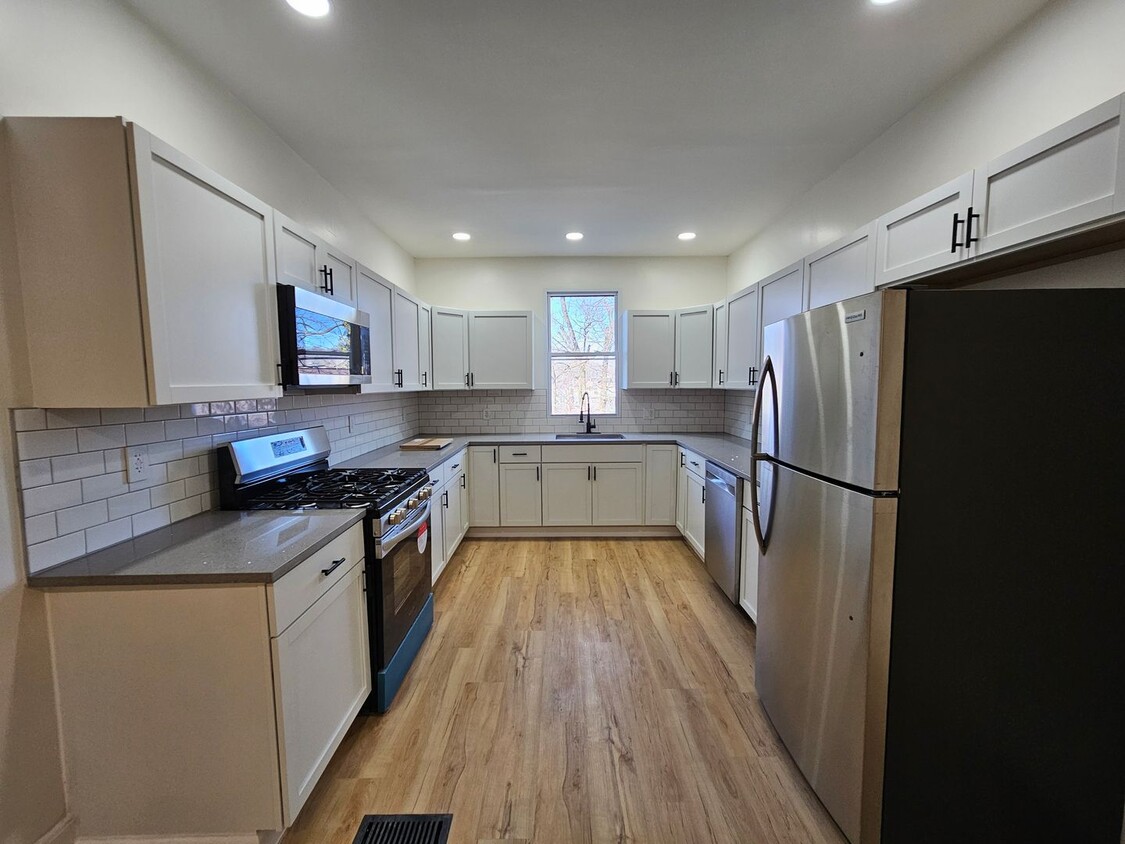 Foto principal - Fully Rehabbed 2 bedroom Townhome for Rent !