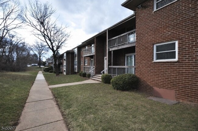 Building Photo - 18 Deanna Dr