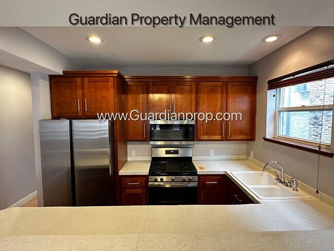 Foto del edificio - Spacious Uptown Side By Side, Dishwasher, Garage, In Unit Laundry, Private Rooftop Deck