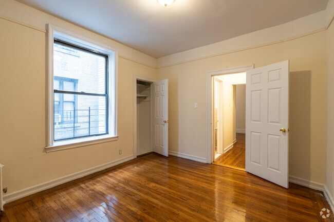 1BR, 1BA - 750SF - 812 W 181st St