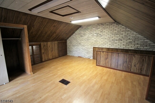 Building Photo - 857 Westfield Ave