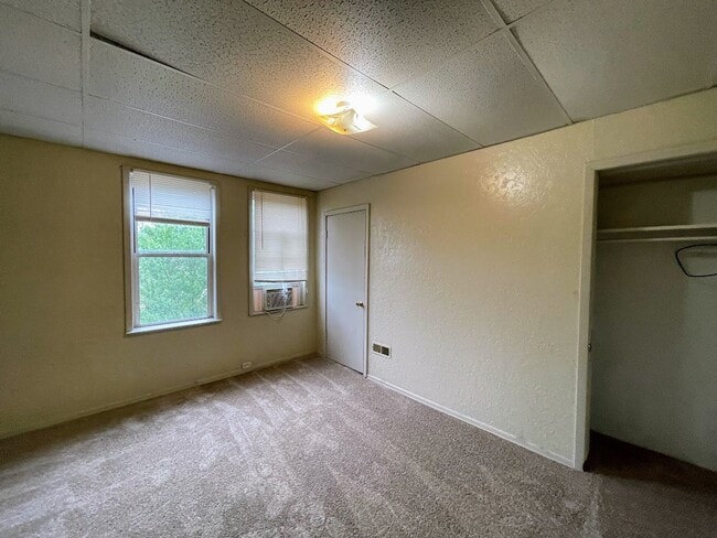 Building Photo - 3 bed 1.5 bath - new flooring, new appliances