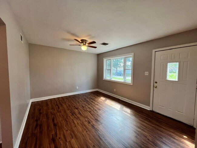 Building Photo - 528 Minute Men Rd