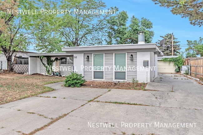 Building Photo - 910 E Carnation Dr