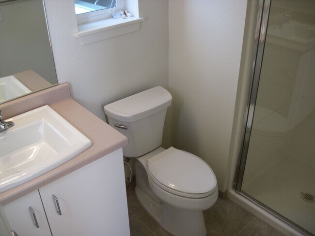 Foto del edificio - Spacious 3 Bed, 2 Bath, 1250 Square Foot Apartment with Air Conditioning.