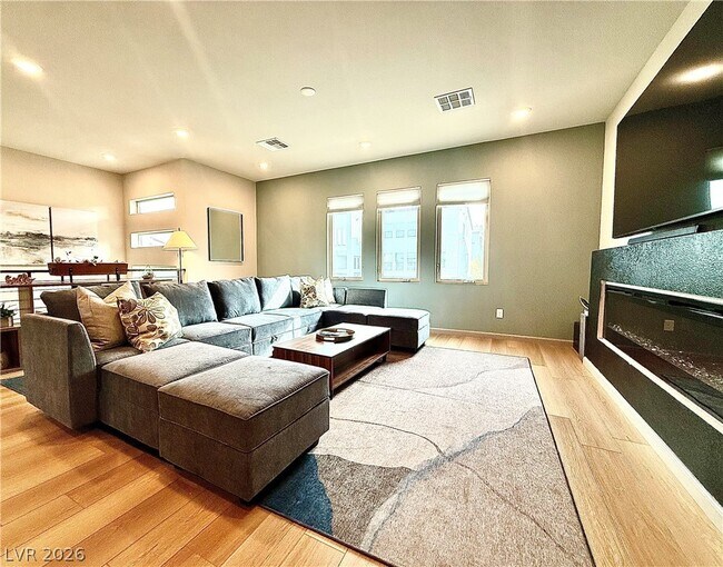 Foto del edificio - 8044 Carpenter Creek Ave