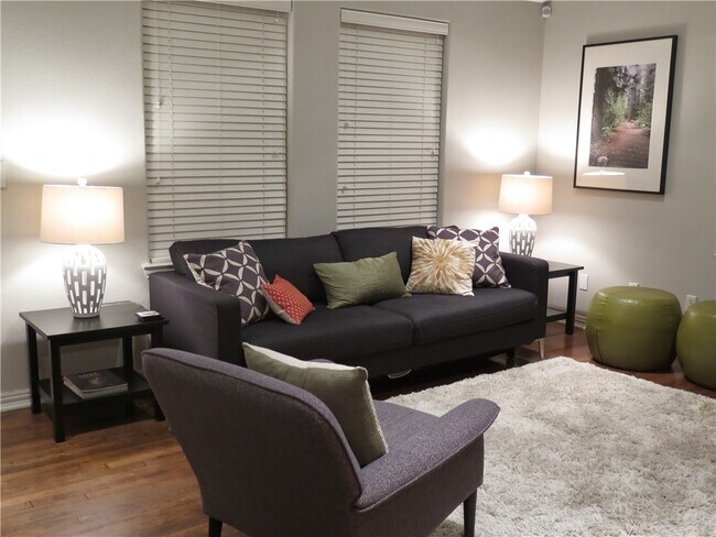 Building Photo - 302 Genard St