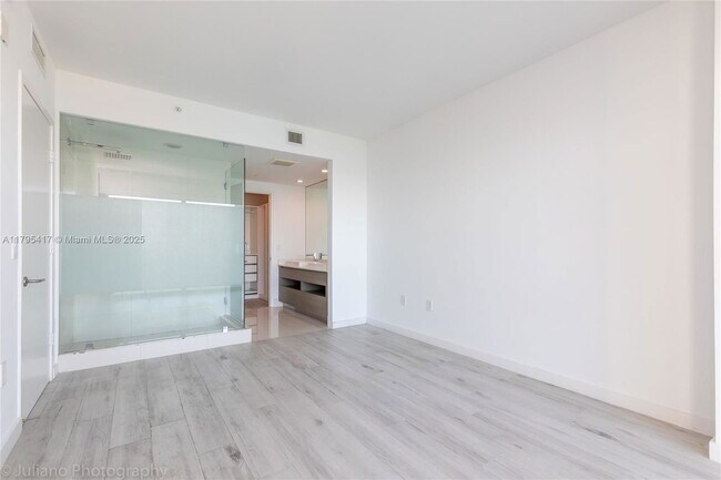Foto del edificio - 460 NE 28th St