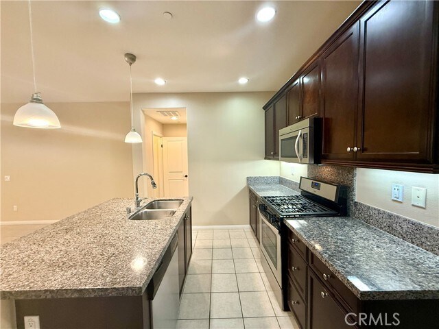 Foto del edificio - 467 Raya Ln