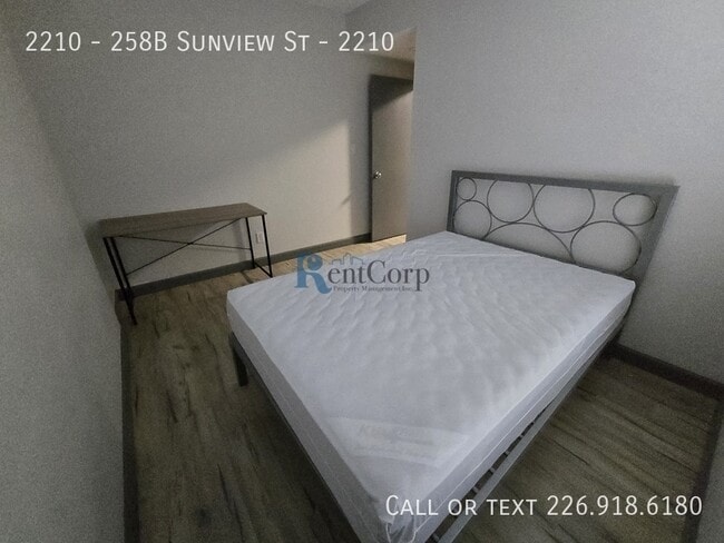 Photo du bâtiment - 258B-258B Sunview St