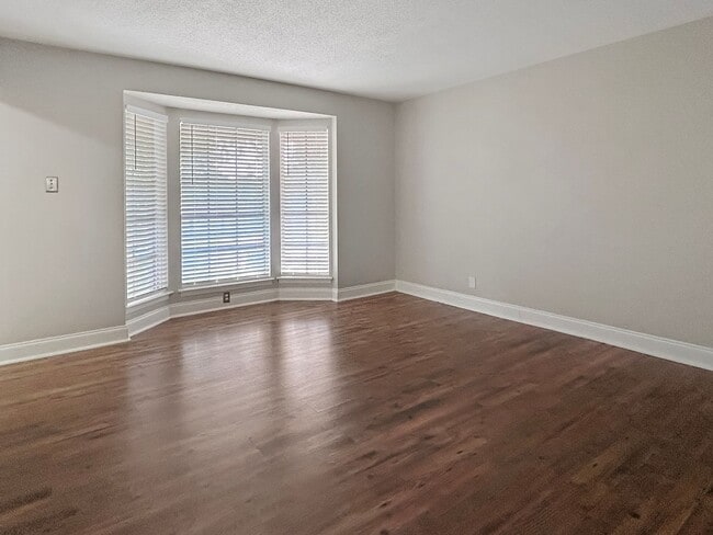 Building Photo - Charming 3-Bedroom Home in Sought-After Li...