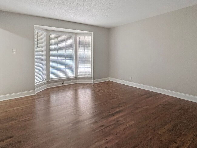 Foto del edificio - Charming 3-Bedroom Home in Sought-After Li...