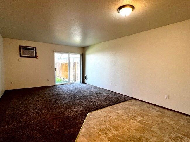 Building Photo - r205