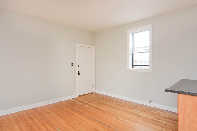Building Photo - 708 W Barry Ave