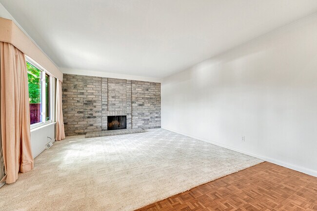 Foto del edificio - Spacious 3-Bed Condo with Finished Basement